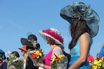 Hannover  Deutschland  Frauen bei einem Hutwettbewerb