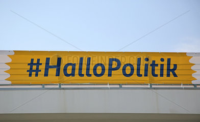 Berlin  Deutschland  Banner mit der Aufschrift Hashtag Hallo Politik