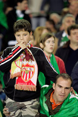 Sevilla  Spanien  ein junger Sevilla FC Fan neben einem Anhaenger von Real Betis