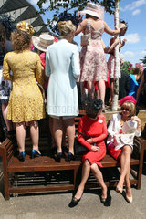 Royal Ascot  Grossbritannien  Fashion on Ladies Day  women with hats at the racecourse waiting for the Queen