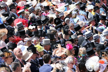 Royal Ascot  Grossbritannien  Fashion  audience at the racecourse