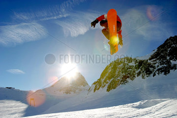 Soelden  Snowboarder in Oesterreich