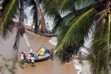 Fischerboote am Strand in Brasilien