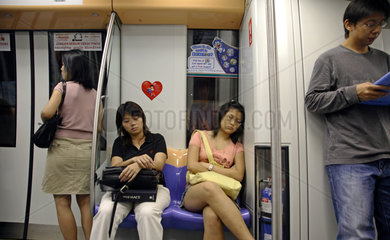 Singapur  Frauen schlafen in der U-Bahn