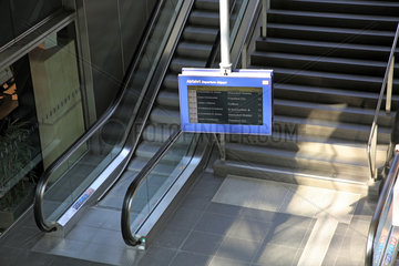 Berlin  Deutschland  menschenleere Treppe und Rolltreppe im Hauptbahnhof