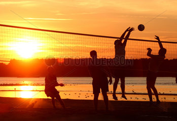 Laboe  Beachvolleyball am Strand in der Abendsonne
