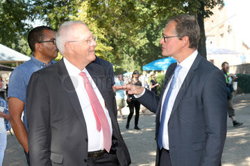 Hoppegarten  Berlins Buergermeister Michael Mueller (rechts) im Gespraech mit Dr. Michael Vesper
