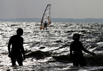 Heidkate  Surfer und Badende in der Ostsee