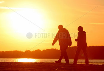 Laboe  Spaziergang am Strand in der Abendsonne