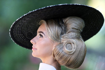 Royal Ascot  Grossbritannien  Fashion on Ladies Day  woman with hat at the racecourse