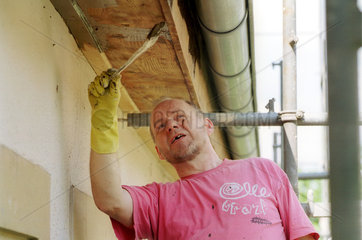 Mann bei der Renovierung seines Eigenheims