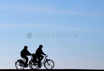 Westerhever  Radfahrer auf einem Deich an der Nordsee