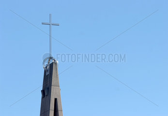 Kirchturm vor blauem Himmel