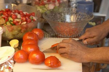 Kuechenarbeit mit Tomaten und Messer