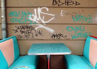 Berlin  Graffiti an einem Berliner Cafe