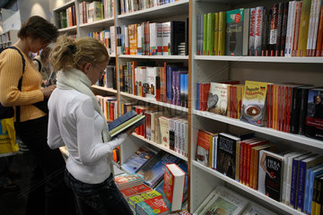 Leipziger Buchmesse 2007: Lesende Frau am Buchregal