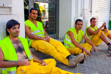 Sevilla  Spanien  Bauarbeiter bei ihrer Mittagspause