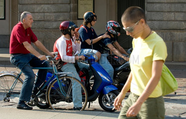 Mailand  Italien  Motorradfahrer in der Innenstadt