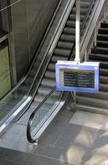 Berlin  Deutschland  menschenleere Treppe und Rolltreppe im Hauptbahnhof
