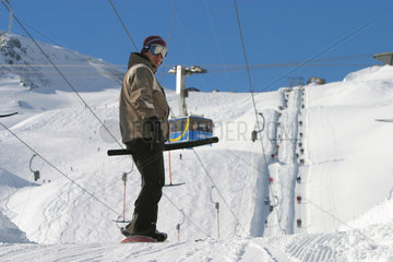 Davos  Wintersportler im Skilift
