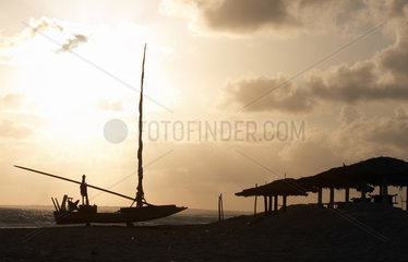 Fischerboot im Licht der aufgehenden Sonne  Brasilien