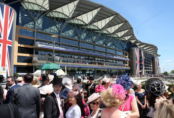 Royal Ascot  Audience in front of the grandstand