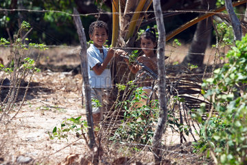 Zwei Kinder hinter einem Zaun in Brasilien