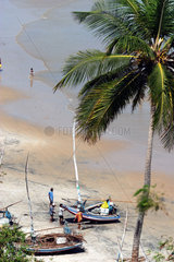Fischerboote am Strand in Brasilien