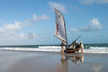 Fischerboot am Strand in Brasilien