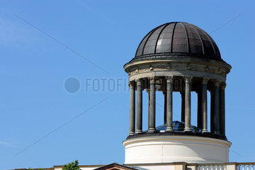 Berlin  Kuppel auf dem Dach des Stuelerbaus