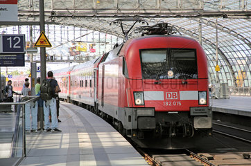 Berlin  Deutschland  IRE aus Hamburg faehrt im Hauptbahnhof ein