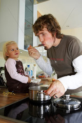 Vater und Tochter kochen Essen