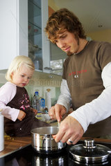 Vater und Tochter kochen Essen