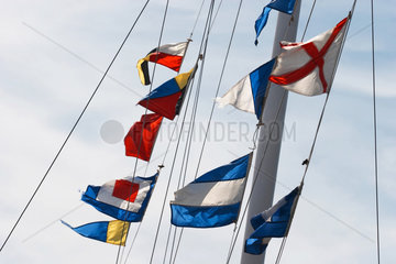 Bunte Flaggen im Wind