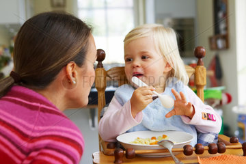 Kleinkind beim Essen