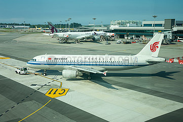 Singapur  Republik Singapur  A320 Passagierflugzeug der Air China auf dem Flughafen Changi