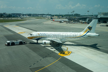 Singapur  Republik Singapur  A319 Passagierflugzeug der Myanmar Airways International auf dem Flughafen Changi