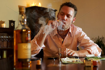 Mann mit Whiskey und Zigarre