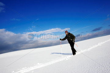 Wintersport im Schnee an der Kueste