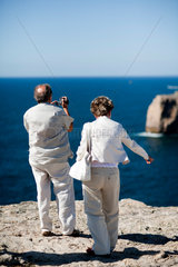 Sagres  Portugal  Ehepaar am Cabo de Sao Vicente