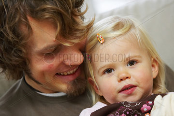 Vater und Tochter spielen