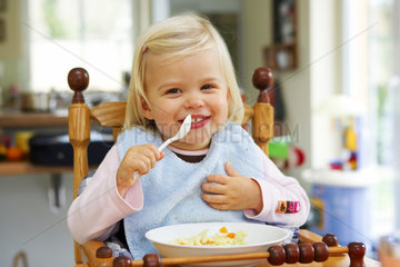 Kleinkind beim Essen