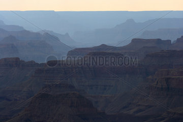 Flagstaff  USA  Silhouetten der Erdformationen im Grand Canyon