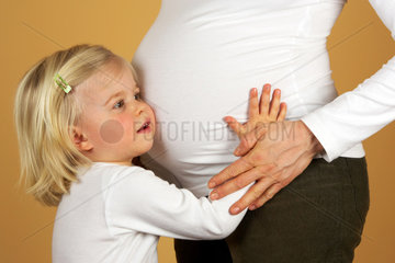 Kind mit schwangerem Babybauch