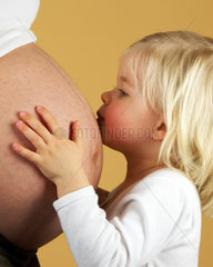 Kind mit schwangerem Babybauch