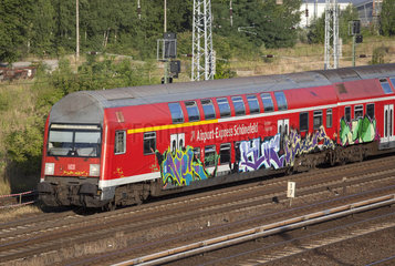 S-Bahn mit Graffiti