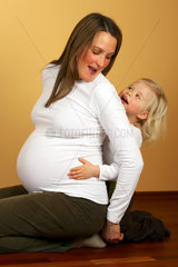 Schwangere Mami mit Kind
