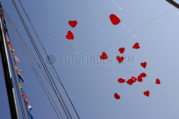 Luftballons in Herzform fliegen davon