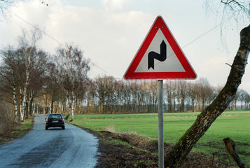 Vaerloh  Verkehrszeichen -Doppelkurve zunaechst rechts-