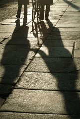 Berlin  Schatten zweier Menschen